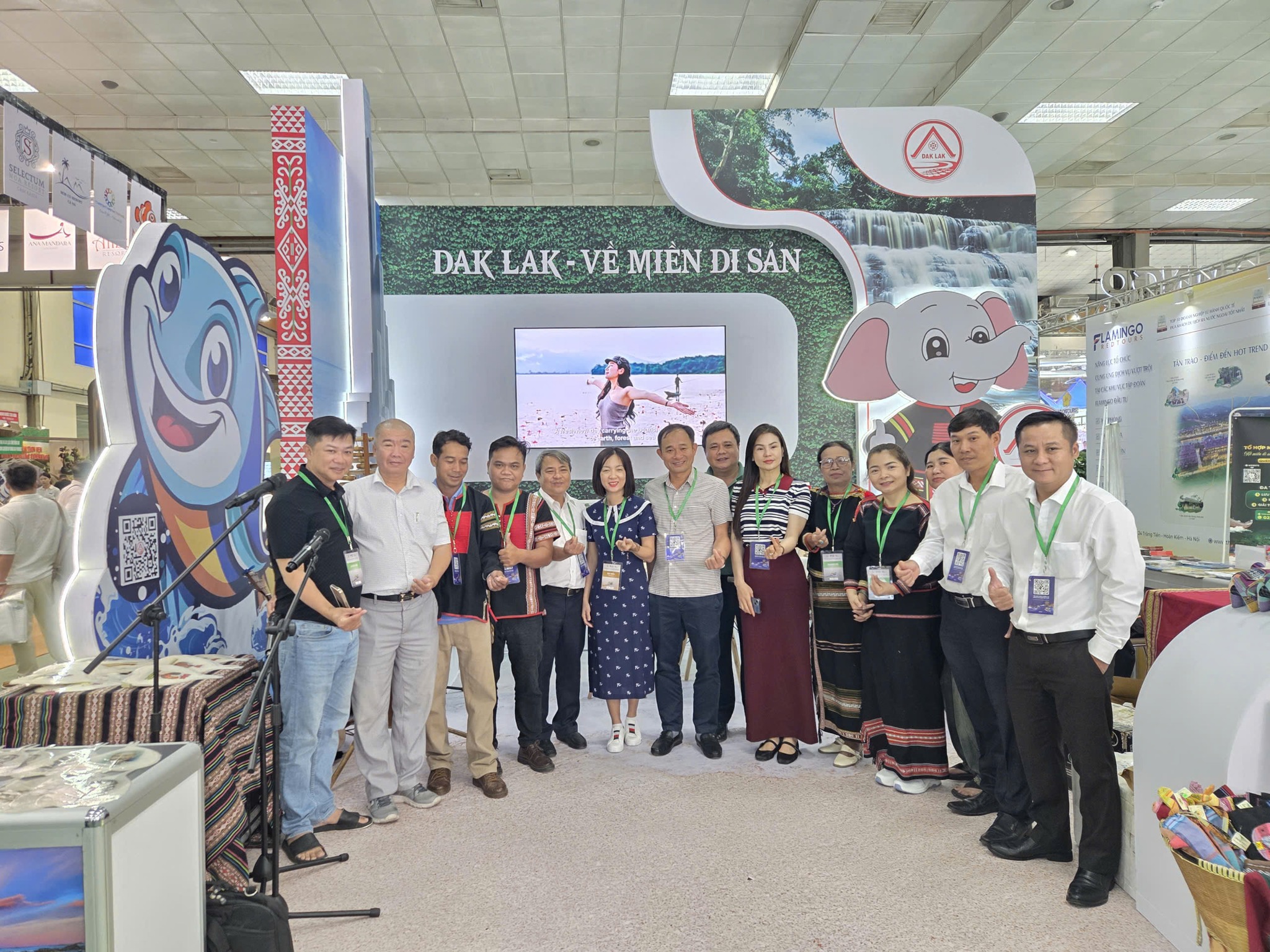 Lãnh đạo Sở Văn hóa, Thể thao và Du lịch và đoàn tham gia Hội chợ